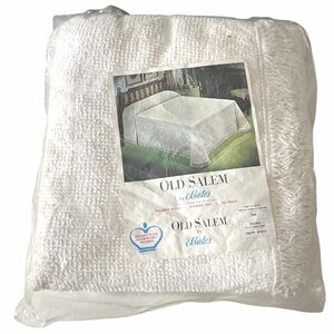 VINTAGE NEW BEDSPREAD Bates Old Salem 768 White Size Double Old Stock FAST SHIP